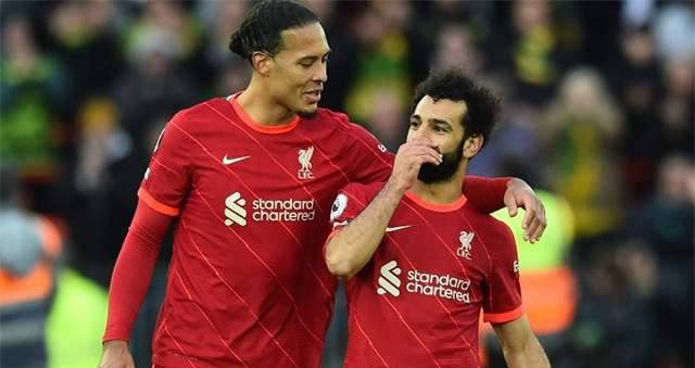 利物浦34岁队长范戴克连续失误引发防线崩盘：4秒内两次错误致丢球